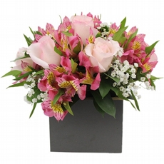 Arranjo de rosas cor de rosas e altroemerias